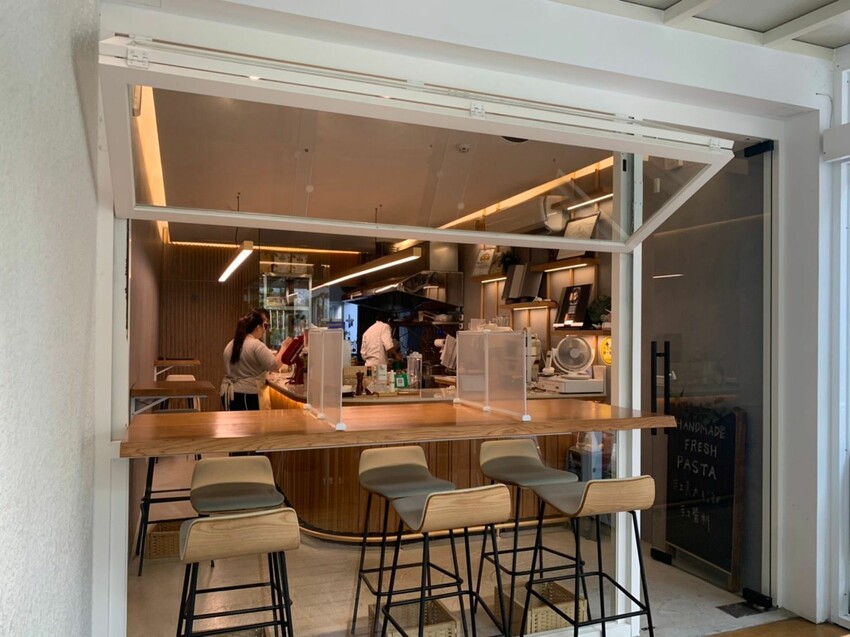 國父紀念館美食|康帕斯義麵屋 全手工製作義大利麵專賣店 和毛孩一起在玻璃屋裡吃義大利麵吧!
