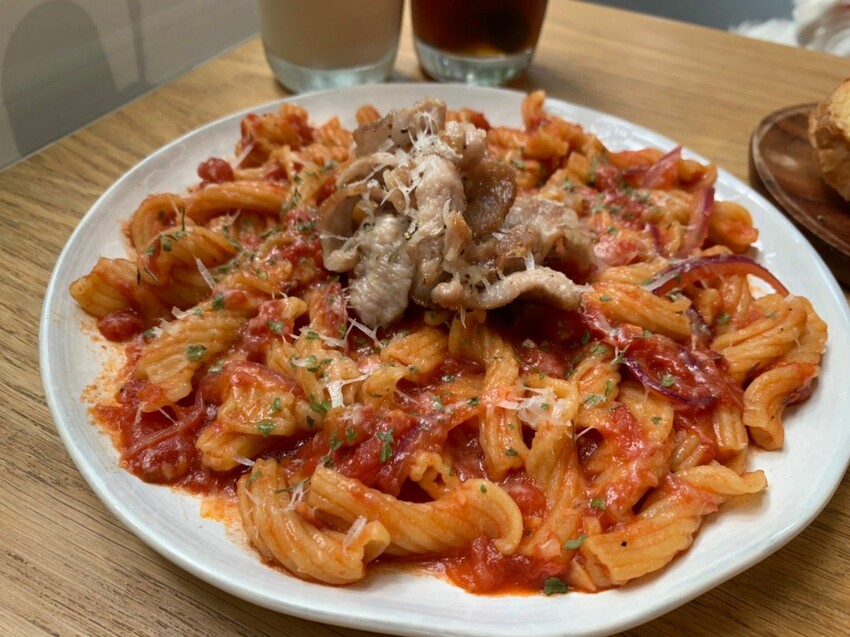 國父紀念館美食|康帕斯義麵屋 全手工製作義大利麵專賣店 和毛孩一起在玻璃屋裡吃義大利麵吧!