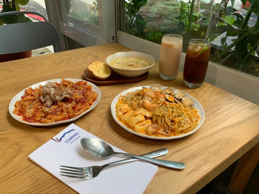 國父紀念館美食|康帕斯義麵屋 全手工製作義大利麵專賣店 和毛孩一起在玻璃屋裡吃義大利麵吧!