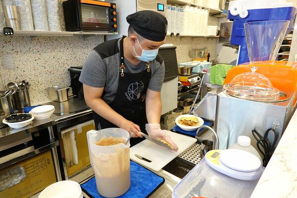 好吃台北公館冰店推薦-何家甜品鋪公館汀州店,公館好吃雪花冰外送 (18).jpg