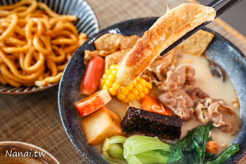 新開幕 !獨家研發濃郁紅湯,口感香辣帶麻,點套餐還有香蔥棒超划算,必點招牌滷味、新品日式胡麻拌麵,平價CP值高吃過會再訪,春分養生麻辣燙