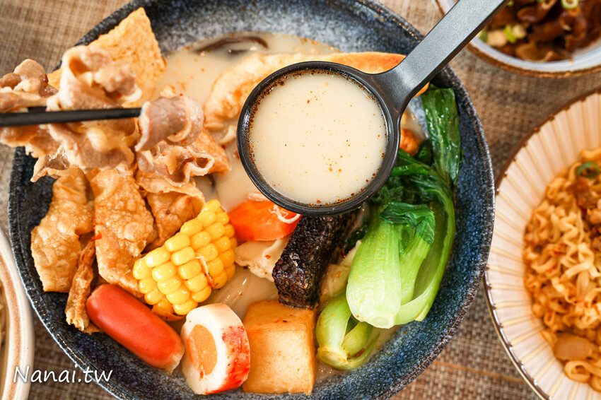 新開幕 !獨家研發濃郁紅湯,口感香辣帶麻,點套餐還有香蔥棒超划算,必點招牌滷味、新品日式胡麻拌麵,平價CP值高吃過會再訪,春分養生麻辣燙