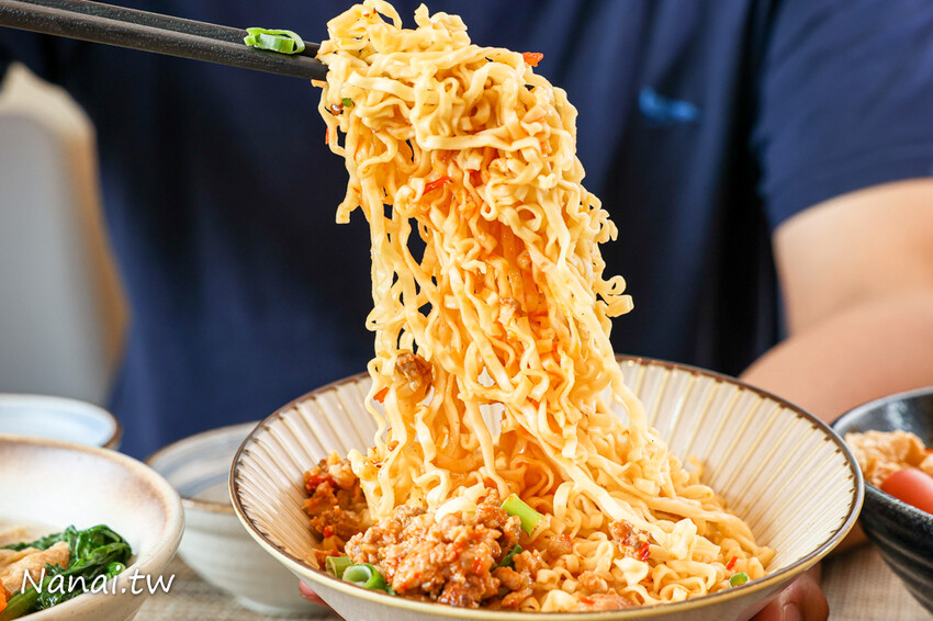 新開幕 !獨家研發濃郁紅湯,口感香辣帶麻,點套餐還有香蔥棒超划算,必點招牌滷味、新品日式胡麻拌麵,平價CP值高吃過會再訪,春分養生麻辣燙