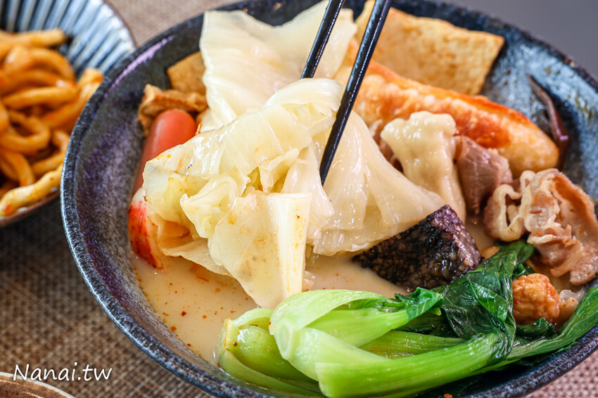 新開幕 !獨家研發濃郁紅湯,口感香辣帶麻,點套餐還有香蔥棒超划算,必點招牌滷味、新品日式胡麻拌麵,平價CP值高吃過會再訪,春分養生麻辣燙