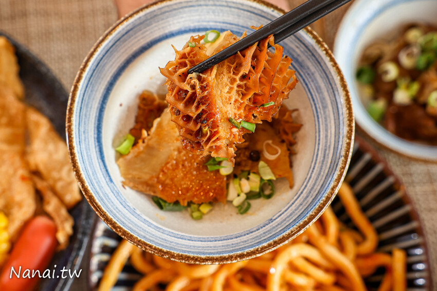 新開幕 !獨家研發濃郁紅湯,口感香辣帶麻,點套餐還有香蔥棒超划算,必點招牌滷味、新品日式胡麻拌麵,平價CP值高吃過會再訪,春分養生麻辣燙