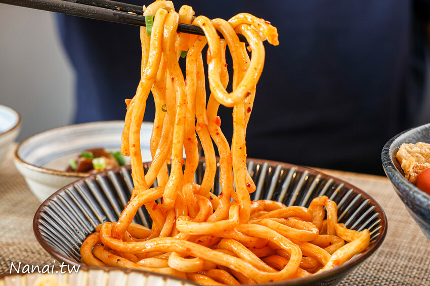 新開幕 !獨家研發濃郁紅湯,口感香辣帶麻,點套餐還有香蔥棒超划算,必點招牌滷味、新品日式胡麻拌麵,平價CP值高吃過會再訪,春分養生麻辣燙