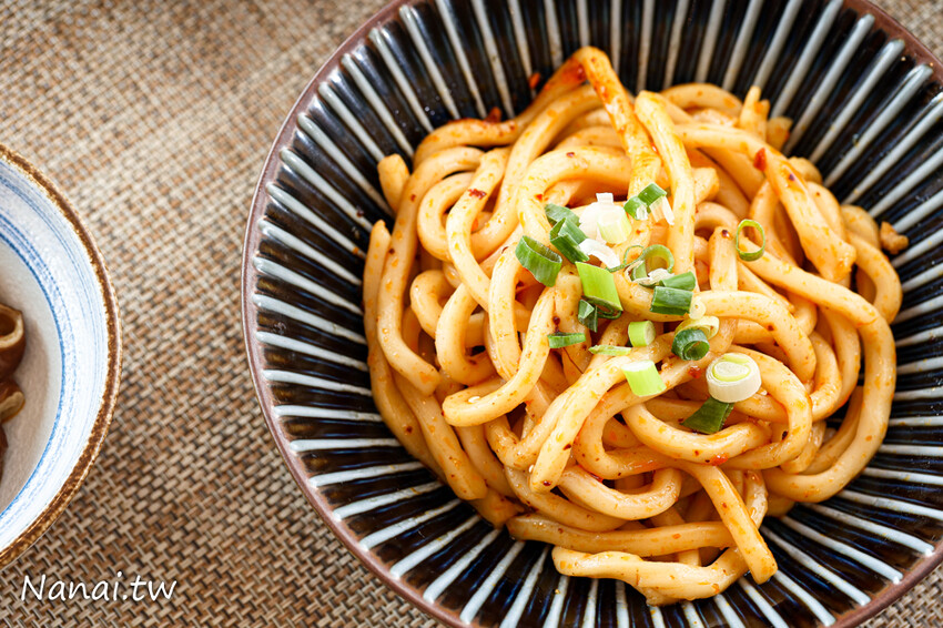 新開幕 !獨家研發濃郁紅湯,口感香辣帶麻,點套餐還有香蔥棒超划算,必點招牌滷味、新品日式胡麻拌麵,平價CP值高吃過會再訪,春分養生麻辣燙