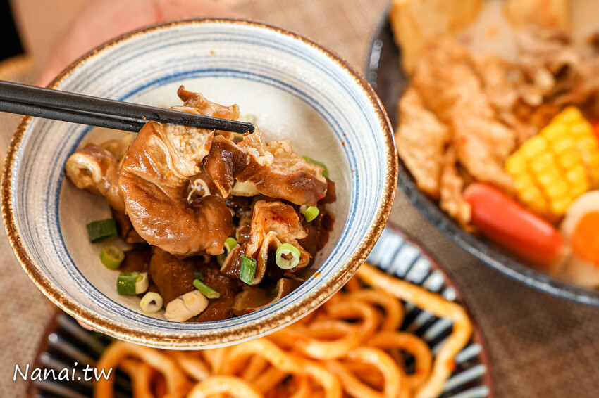 新開幕 !獨家研發濃郁紅湯,口感香辣帶麻,點套餐還有香蔥棒超划算,必點招牌滷味、新品日式胡麻拌麵,平價CP值高吃過會再訪,春分養生麻辣燙