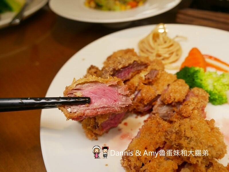 湖口牛排餐廳分享︱京典日式炸牛專賣店。肉量令人滿意熟度自己決定,自助吧飲料冰淇淋濃湯甜品無限享用 - Dannis Amy魯蛋妹大腸弟︱美食旅遊生活