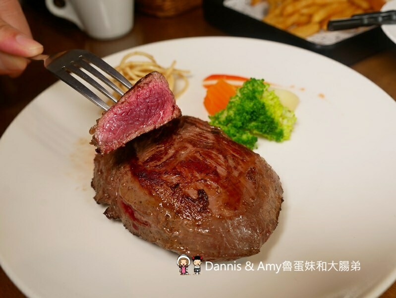 湖口牛排餐廳分享︱京典日式炸牛專賣店。肉量令人滿意熟度自己決定,自助吧飲料冰淇淋濃湯甜品無限享用 - Dannis Amy魯蛋妹大腸弟︱美食旅遊生活
