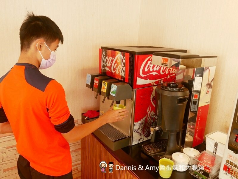湖口牛排餐廳分享︱京典日式炸牛專賣店。肉量令人滿意熟度自己決定,自助吧飲料冰淇淋濃湯甜品無限享用 - Dannis Amy魯蛋妹大腸弟︱美食旅遊生活