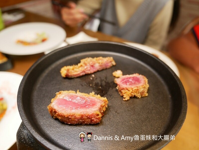 湖口牛排餐廳分享︱京典日式炸牛專賣店。肉量令人滿意熟度自己決定,自助吧飲料冰淇淋濃湯甜品無限享用 - Dannis Amy魯蛋妹大腸弟︱美食旅遊生活