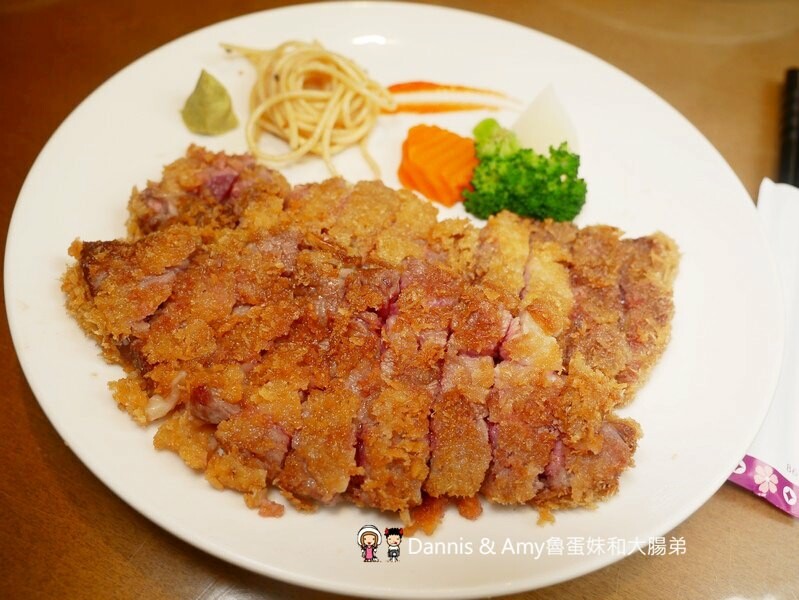 湖口牛排餐廳分享︱京典日式炸牛專賣店。肉量令人滿意熟度自己決定,自助吧飲料冰淇淋濃湯甜品無限享用 - Dannis Amy魯蛋妹大腸弟︱美食旅遊生活