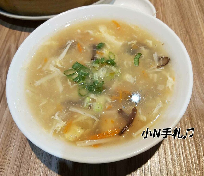 桃園火車站美食:一鋒杭麵食館 中式料理，紅燒牛肉麵、湯包、鮮肉炒手、酸辣湯 桃園美食 - 小N手札 Nancynote