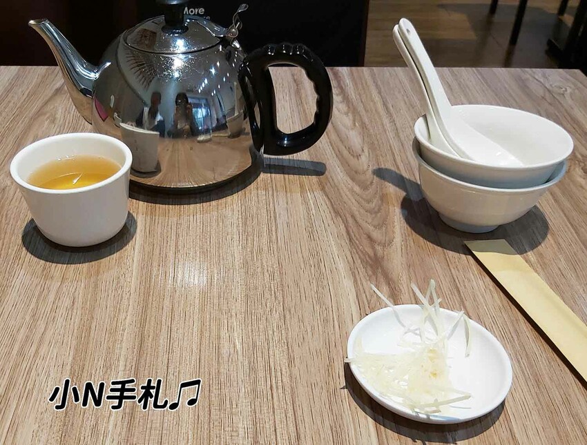 桃園火車站美食:一鋒杭麵食館 中式料理，紅燒牛肉麵、湯包、鮮肉炒手、酸辣湯 桃園美食 - 小N手札 Nancynote