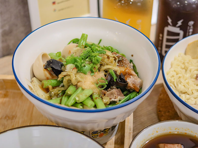 三顧茅廬新竹民生Plus | 限主時滿一送一!百來種滷味任君挑選,麻辣小火鍋湯頭層次豐富,乾拌系列當消夜清爽無負擔