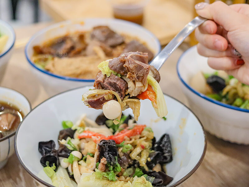 三顧茅廬新竹民生Plus | 限主時滿一送一!百來種滷味任君挑選,麻辣小火鍋湯頭層次豐富,乾拌系列當消夜清爽無負擔