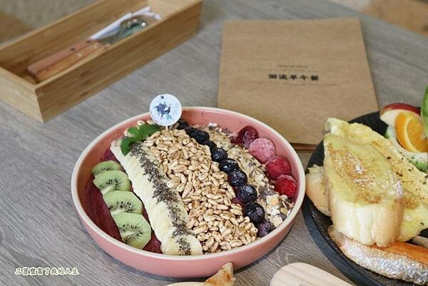 一中商圈早午餐｜台中美食【洄流Stream早午餐】現做美味餐點 洄流無敵大早午餐 沙拉富翁 充滿愛心的寵物友