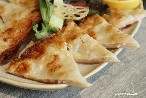 一中商圈早午餐｜台中美食【洄流Stream早午餐】現做美味餐點 洄流無敵大早午餐 沙拉富翁 充滿愛心的寵物友