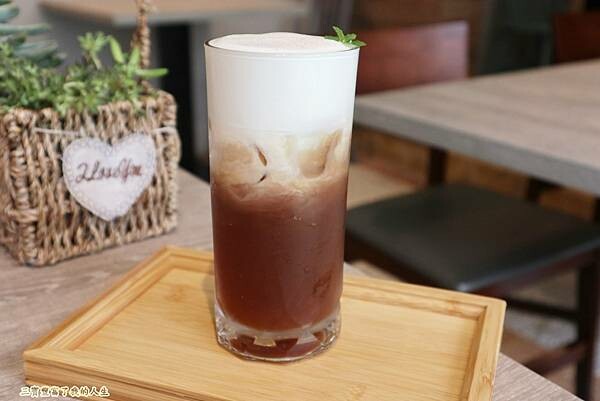 一中商圈早午餐｜台中美食【洄流Stream早午餐】現做美味餐點 洄流無敵大早午餐 沙拉富翁 充滿愛心的寵物友