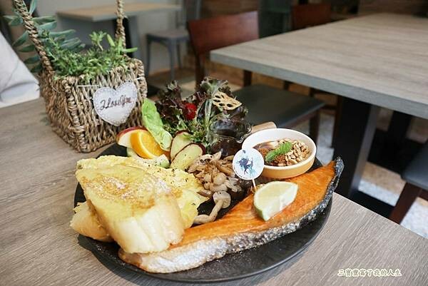 一中商圈早午餐｜台中美食【洄流Stream早午餐】現做美味餐點 洄流無敵大早午餐 沙拉富翁 充滿愛心的寵物友