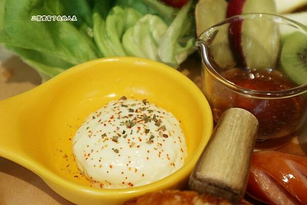 一中商圈早午餐｜台中美食【洄流Stream早午餐】現做美味餐點 洄流無敵大早午餐 沙拉富翁 充滿愛心的寵物友