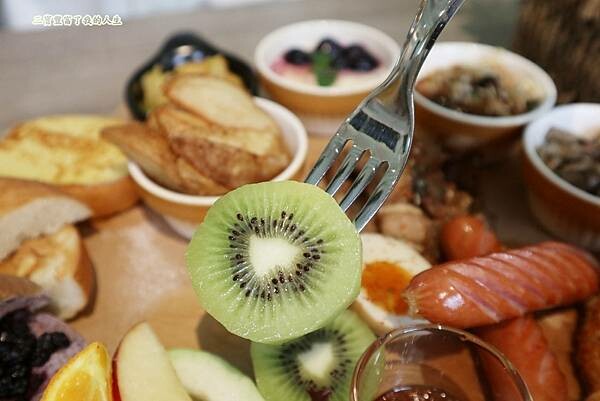 一中商圈早午餐｜台中美食【洄流Stream早午餐】現做美味餐點 洄流無敵大早午餐 沙拉富翁 充滿愛心的寵物友