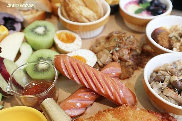 一中商圈早午餐｜台中美食【洄流Stream早午餐】現做美味餐點 洄流無敵大早午餐 沙拉富翁 充滿愛心的寵物友