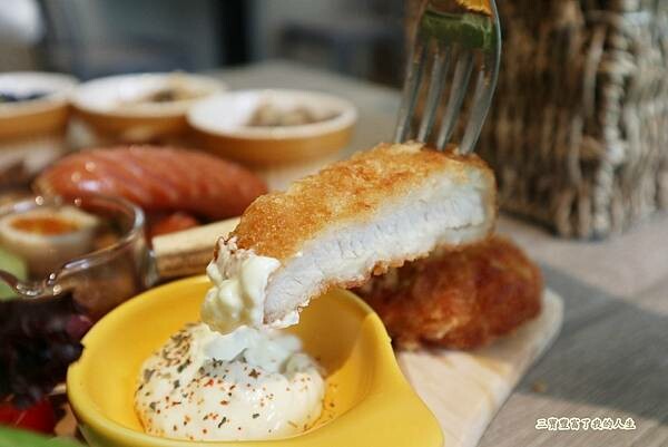 一中商圈早午餐｜台中美食【洄流Stream早午餐】現做美味餐點 洄流無敵大早午餐 沙拉富翁 充滿愛心的寵物友