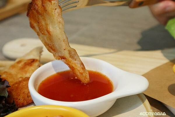 一中商圈早午餐｜台中美食【洄流Stream早午餐】現做美味餐點 洄流無敵大早午餐 沙拉富翁 充滿愛心的寵物友