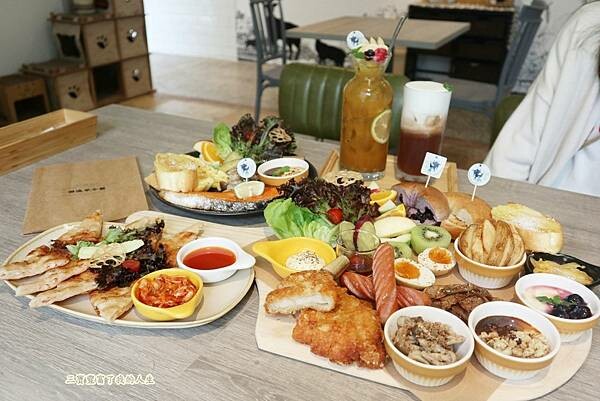 一中商圈早午餐｜台中美食【洄流Stream早午餐】現做美味餐點 洄流無敵大早午餐 沙拉富翁 充滿愛心的寵物友