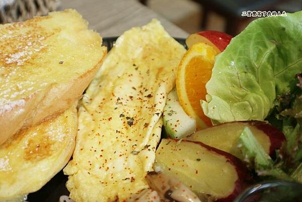 一中商圈早午餐｜台中美食【洄流Stream早午餐】現做美味餐點 洄流無敵大早午餐 沙拉富翁 充滿愛心的寵物友