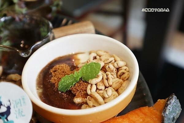 一中商圈早午餐｜台中美食【洄流Stream早午餐】現做美味餐點 洄流無敵大早午餐 沙拉富翁 充滿愛心的寵物友