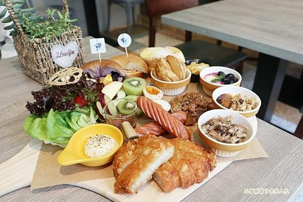 一中商圈早午餐｜台中美食【洄流Stream早午餐】現做美味餐點 洄流無敵大早午餐 沙拉富翁 充滿愛心的寵物友