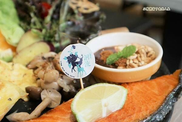 一中商圈早午餐｜台中美食【洄流Stream早午餐】現做美味餐點 洄流無敵大早午餐 沙拉富翁 充滿愛心的寵物友