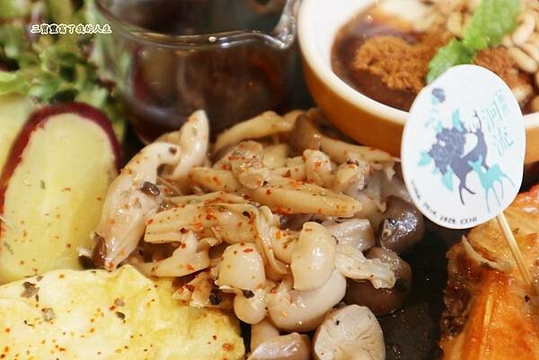 一中商圈早午餐｜台中美食【洄流Stream早午餐】現做美味餐點 洄流無敵大早午餐 沙拉富翁 充滿愛心的寵物友