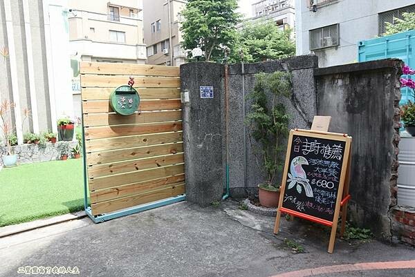 一中商圈早午餐｜台中美食【洄流Stream早午餐】現做美味餐點 洄流無敵大早午餐 沙拉富翁 充滿愛心的寵物友