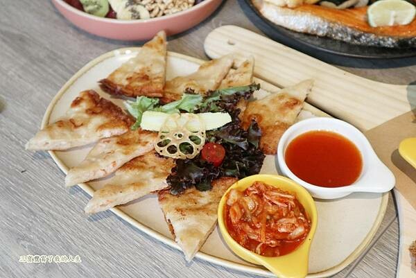 一中商圈早午餐｜台中美食【洄流Stream早午餐】現做美味餐點 洄流無敵大早午餐 沙拉富翁 充滿愛心的寵物友