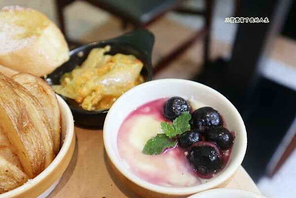 一中商圈早午餐｜台中美食【洄流Stream早午餐】現做美味餐點 洄流無敵大早午餐 沙拉富翁 充滿愛心的寵物友