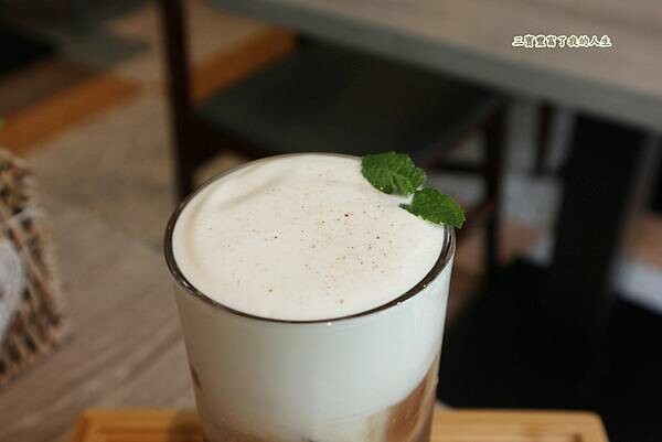 一中商圈早午餐｜台中美食【洄流Stream早午餐】現做美味餐點 洄流無敵大早午餐 沙拉富翁 充滿愛心的寵物友