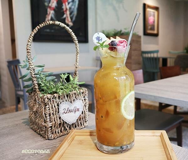 一中商圈早午餐｜台中美食【洄流Stream早午餐】現做美味餐點 洄流無敵大早午餐 沙拉富翁 充滿愛心的寵物友