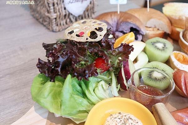 一中商圈早午餐｜台中美食【洄流Stream早午餐】現做美味餐點 洄流無敵大早午餐 沙拉富翁 充滿愛心的寵物友