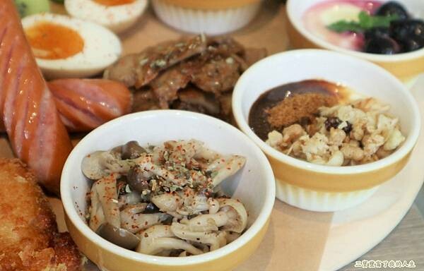 一中商圈早午餐｜台中美食【洄流Stream早午餐】現做美味餐點 洄流無敵大早午餐 沙拉富翁 充滿愛心的寵物友