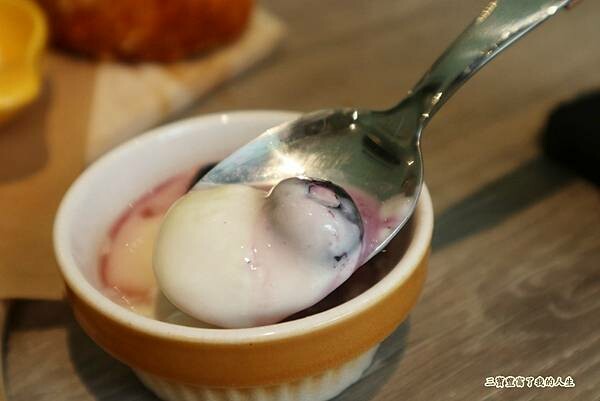 一中商圈早午餐｜台中美食【洄流Stream早午餐】現做美味餐點 洄流無敵大早午餐 沙拉富翁 充滿愛心的寵物友