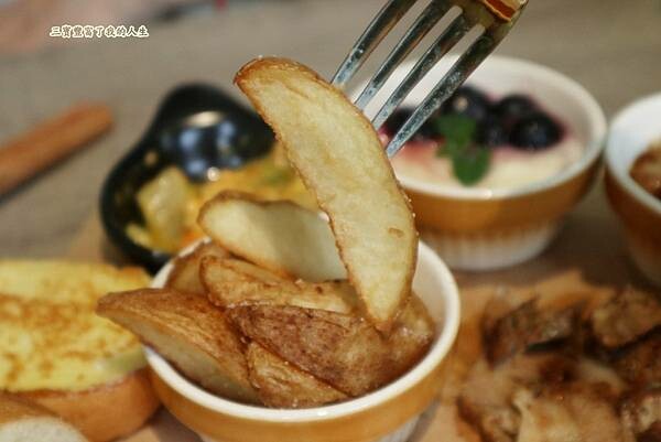 一中商圈早午餐｜台中美食【洄流Stream早午餐】現做美味餐點 洄流無敵大早午餐 沙拉富翁 充滿愛心的寵物友