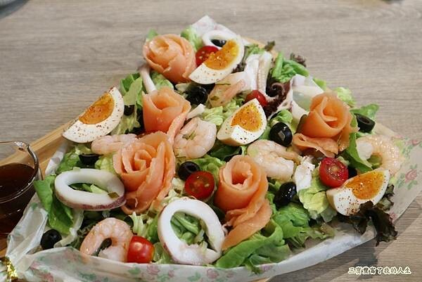 一中商圈早午餐｜台中美食【洄流Stream早午餐】現做美味餐點 洄流無敵大早午餐 沙拉富翁 充滿愛心的寵物友