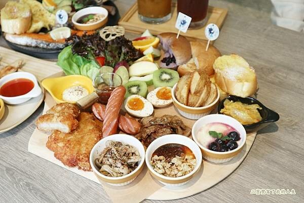 一中商圈早午餐｜台中美食【洄流Stream早午餐】現做美味餐點 洄流無敵大早午餐 沙拉富翁 充滿愛心的寵物友