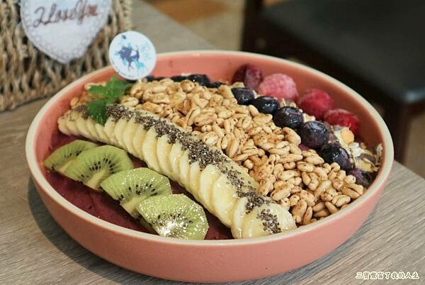 一中商圈早午餐｜台中美食【洄流Stream早午餐】現做美味餐點 洄流無敵大早午餐 沙拉富翁 充滿愛心的寵物友