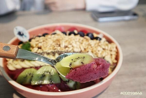 一中商圈早午餐｜台中美食【洄流Stream早午餐】現做美味餐點 洄流無敵大早午餐 沙拉富翁 充滿愛心的寵物友