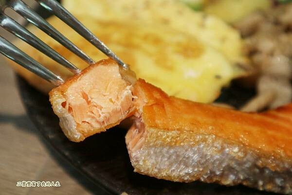 一中商圈早午餐｜台中美食【洄流Stream早午餐】現做美味餐點 洄流無敵大早午餐 沙拉富翁 充滿愛心的寵物友